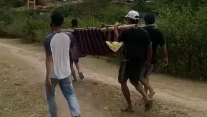 Warga Tana Toraja menandu wanita baru melahirkan sejauh 5 Km.