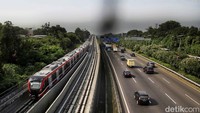 Manajer Humas LRT Kuswardoyo mengatakan uji coba awalnya akan diberikan secara gratis. Namun, karena terjadi kendala dalam sistem pembayaran elektronik maka dikenakan tarif Rp 1. 