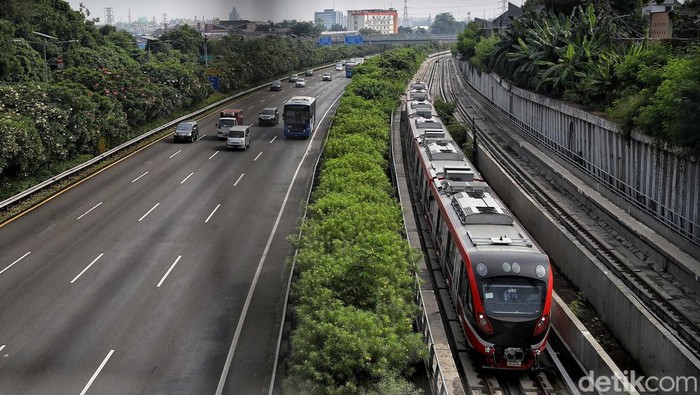 LRT Jabodebek akan melakukan uji coba pada 12 Juli hingga 15 Agustus 2023. Bagi warga yang ingin mencoba pendaftaran akan dibuka 10 Juli mendatang.