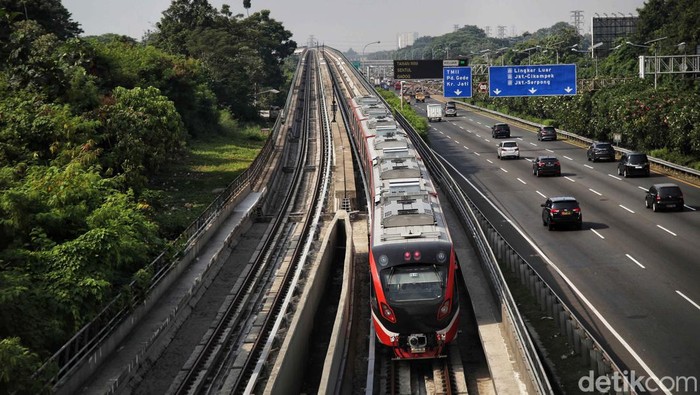 LRT Jabodebek akan melakukan uji coba pada 12 Juli hingga 15 Agustus 2023. Bagi warga yang ingin mencoba pendaftaran akan dibuka 10 Juli mendatang.