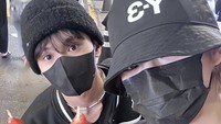 Zayyan dan Sing hendak menikmati camilan stroberi berlapis gula khas China, tanghulu. Mereka kompak dengan outfit serba hitam. Foto: Instagram zayyanxodiac
