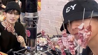 Tak hanya ngemil manis, keduanya juga santai menikmati hot pot dan daging panggang. Penyajian dagingnya unik karena ditusukkan ke tusukan besi. Foto: Instagram zayyanxodiac