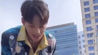 Saat ada mini fanmeeting bersama XODIAC, Zayyan tampak sangat ramah. Ia bahkan membagikan camilan untuk fansnya yang menunggu. Foto: Instagram zayyanxodiac
