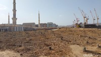 Di pemakaman para istri Nabi Muhammad SAW (selain Khadijah), putra-putri beliau (selain Qasim dan Abdullah), para sahabat dan tabiin dimakamkan. Tercatat ada lebih dari 10.000 sahabat dimakamkan di Baqi.  