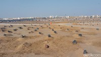Namun tidak ada tulisan di nisan di pemakaman Baqi. Bahkan untuk menemukan makam Siti Aisyah saja susah. Sistem pemakaman di sini saling ditumpuk satu jenazah dan lainnya.   