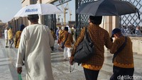 Banyak hadits yang menjelaskan tentang keutamaan makam Baqi Al Gharqad di Madinah. Ahli kubur di sini termasuk yang akan dibangkitkan pertama kali nanti di hari akhir setelah Nabi Muhammad SAW.  