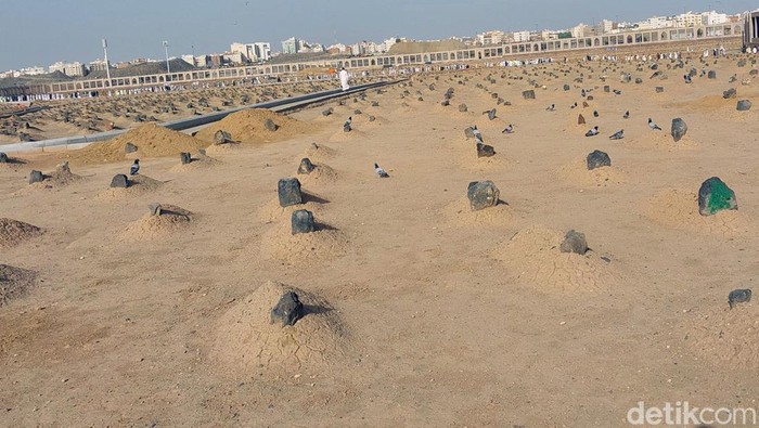 Kompleks pemakaman Baqi' Al Gharqad merupakan makam tertua, terbesar dan terlama di Madinah. Para sahabat nabi dimakamkan di lokasi ini.