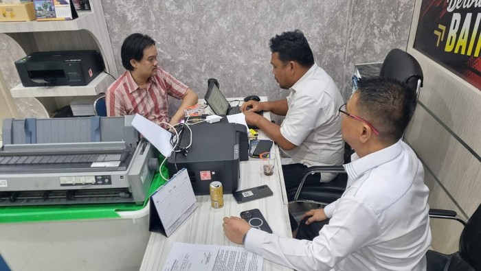 Acong (kemeja garis-garis) saat diperiksa penyidik. (Foto: Dok. Polda Sumut)