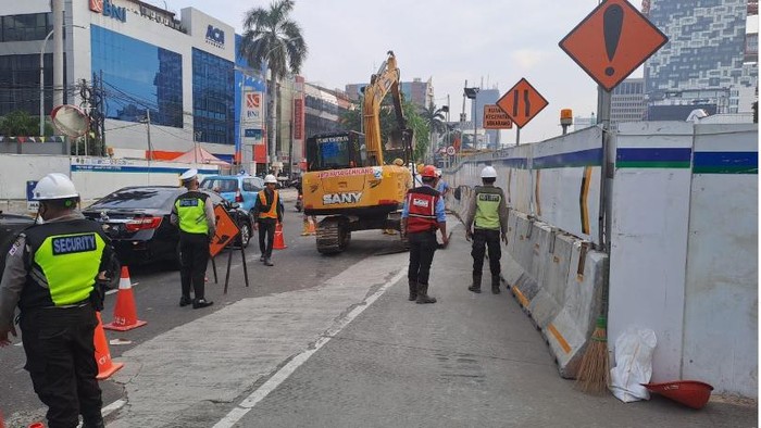 Ada Perbaikan Jalan Amblas di Harmoni Arah Glodok, Lalin Tersendat