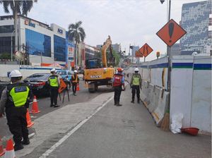 Ada Perbaikan Jalan Amblas di Harmoni Arah Glodok, Lalin Tersendat