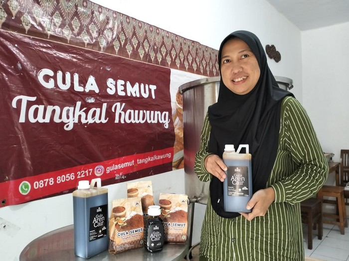 Adhe Safitri dan produk UMKM Tangkal Kawung asal Kota Serang