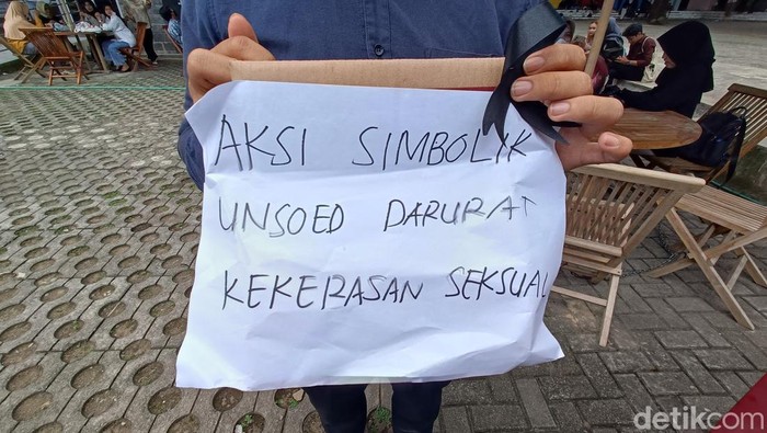 Mahasiswa Unsoed membagikan pita hitam sebagai aksi simbolik terkait perlawanan terhadap dugaan kekerasan seksual yang terjadi di kampus Unsoed Purwokerto, Rabu (14/6/2023).