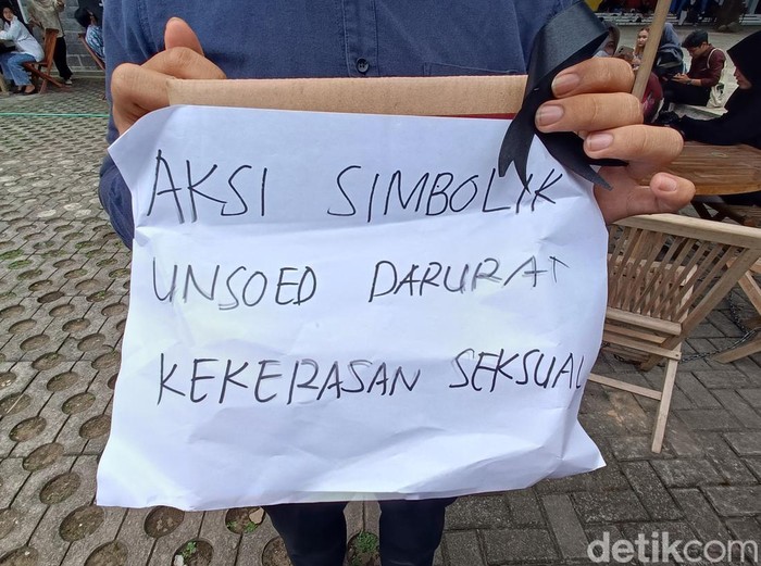 Mahasiswa Unsoed membagikan pita hitam sebagai aksi simbolik terkait perlawanan terhadap dugaan kekerasan seksual yang terjadi di kampus Unsoed Purwokerto, Rabu (14/6/2023).