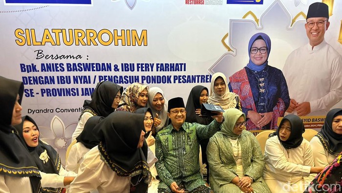 Anies silaturahmi dengan bu nyai se-jatim