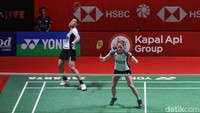 Di gim kedua, Efler/Lohau sempat memimpin 4-2, disalip 4-5, unggul lagi 7-5, kemudian menjadi 8-6. Namun Apri/Fadia merebut lima poin berikutnya dan berbalik memimpin 11-6 saat interval.  