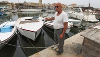 Imad El Zouzou, seorang nelayan selama lebih dari 40 tahun yang ikut memiliki perahu dengan temannya, mengatakan jaring ikan dulu berharga $7 dan sekarang menjadi $28.  