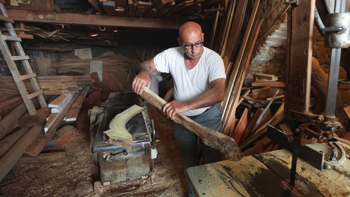 Asa Pembuat Perahu Lebanon, Menjaga Tradisi di Tengah Krisis A view shows a boat for boat maker Elias Barbour, in the southern Lebanese port city of Tyre, Lebanon June 8, 2023. REUTERS/Aziz Taher
