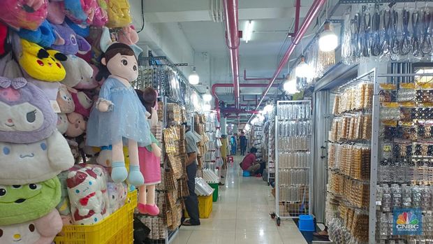 Barang-barang impor dari China dengan harga murah meriah di Pasar Asemka, Jakarta, Rabu (14/6/2023). (CNBC Indonesia/Martyasari Rizky)
