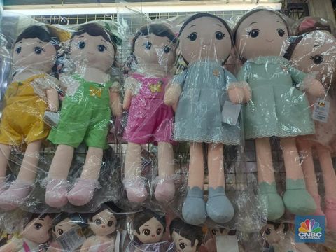 Barang-barang impor dari China dengan harga murah meriah di Pasar Asemka, Jakarta, Rabu (14/6/2023). (CNBC Indonesia/Martyasari Rizky)