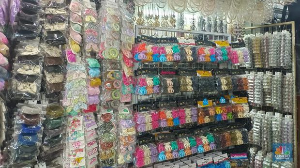 Barang-barang impor dari China dengan harga murah meriah di Pasar Asemka, Jakarta, Rabu (14/6/2023). (CNBC Indonesia/Martyasari Rizky)