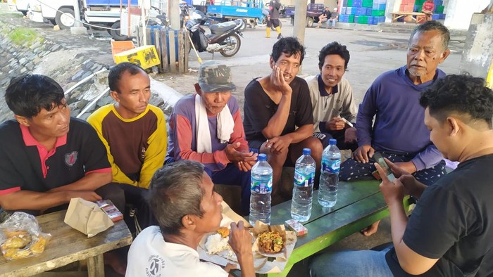 Belasan ABK KM Maju Setia setelah dievakuasi dan tiba di dermaga Sendangbiru