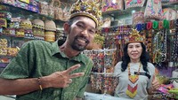 Berbagai produk cinderamata khas dijual disini