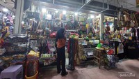 Selain barang etnik khas Kalimantan juga menjual batu batu permata