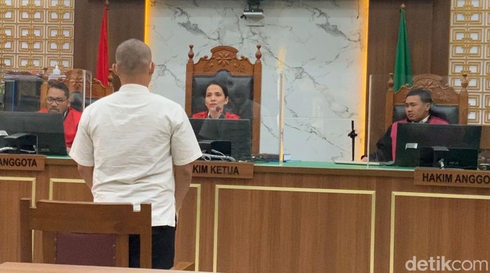 Bripda Haris Sitanggang pembunuh taksi online di Depok menjalani sidang prdana di PN Depok, Jawa Barat