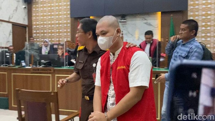 Bripda Haris Sitanggang pembunuh taksi online di Depok menjalani sidang prdana di PN Depok, Jawa Barat