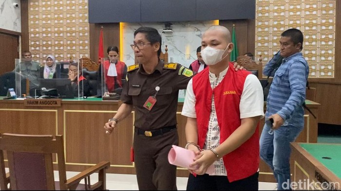 Bripda HS didakwa lakukan pembunuhan usai menusuk sopir taksi online hingga tewas di Depok.