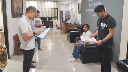 Bule AS pengemudi angkot diserahkan oleh Polresta Denpasar ke Kantor Imigrasi Kelas I Khusus TPI Denpasar, Rabu (14/6/2023). (Dok. Polresta Denpasar)