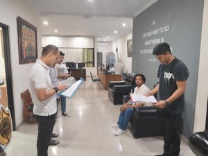 Polisi Serahkan Bule AS Pengemudi Angkot ke Imigrasi