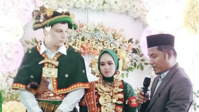 Bule asal Prancis menikahi gadis ABG di Kabupaten Polewali Mandar (Polman), Sulawesi Barat (Sulbar).