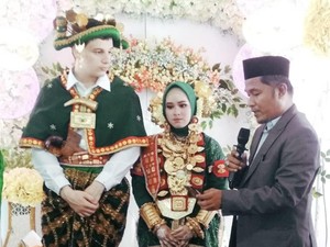 Viral Bule Prancis Nikahi Gadis ABG 17 Tahun di Polman Sulbar