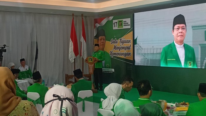 Menparekraf Sandiaga Uno resmi menjadi kader Partai Persatuan Pembangunan (PPP). Plt Ketum PPP Muhamad Mardiono mengatakan Sandi akan diberikan tugas berat.
