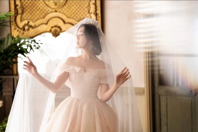 Choi Han Bit pun terlihat menawan mengenakan baju pengantin. Terima kasih, aku mencintaimu, tulisnya yang ditujukan pada calon mempelai pria.Foto: Instagram