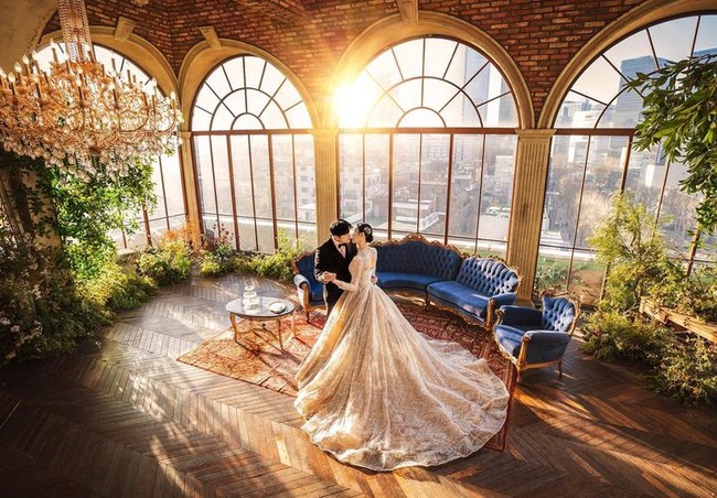 Aku benar-benar penasaran, apakah ini legal? Ada banyak komentar negatif tapi apa yang salah dengan menemukan seseorang yang bisa mencintaimu sampai ke luka-lukamu dan menikah. Transgender atau bukan Dia bisa mengganti jenis kelaminnya secara legal dan menikah, tulis netizen di forum Wikitree.Foto: Instagram