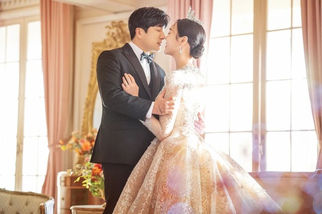 Dilansir Naver, Choi Han Bit akan melangsungkan pernikahan pada 18 Juni mendatang di kampung halamannya, di daerah Gangneung, Gangwon-do. Pasangannya adalah seorang pria yang tidak berasal dari dunia hiburan.Foto: Instagram