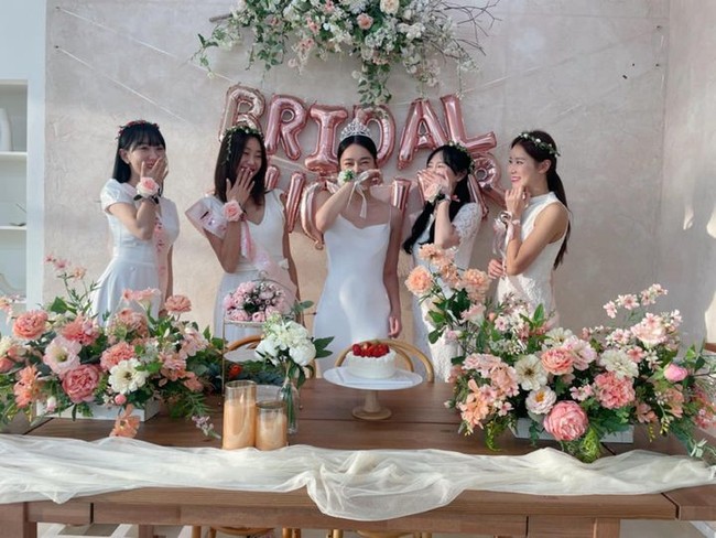 Pada 2016, Choi Han Bit kembali mengejutkan publik ketika dirinya bergabung dalam girlband Mercury yang memiliki empat member. Grup tersebut beranggotakan teman-teman sekelas Han Bit dalam Sekolah Tari Hanye di mana mereka menunjukkan kemampuan menari dan menyanyi.Foto: Instagram