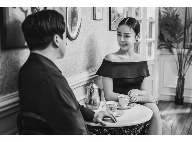 Artis transgender Korea Choi Han Bit mengumumkan kabar mengejutkan bahwa dirinya akan segera menikah. Dalam foto prewedding yang tersebar, model dan mantan member girlgroup itu terlihat mesra dengan calon suaminya yang sosoknya bikin netizen penasaran.Foto: Instagram