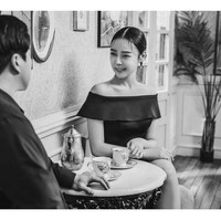 Artis transgender Korea Choi Han Bit mengumumkan kabar mengejutkan bahwa dirinya akan segera menikah. Dalam foto prewedding yang tersebar, model dan mantan member girlgroup itu terlihat mesra dengan calon suaminya yang sosoknya bikin netizen penasaran.Foto: Instagram