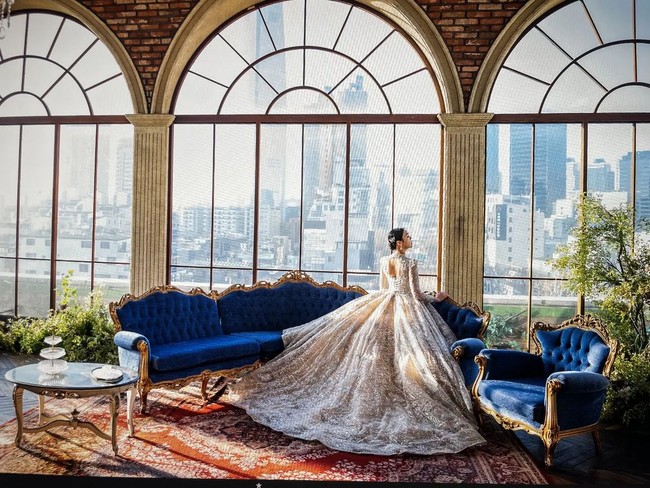 Kabar pernikahan Choi Han Bit mengundang perhatian dari netizen. Sebagian orang ikut bahagia tapi tak sedikit orang memberikan komentar miring mengenai status hubungannya secara legal.Foto: Instagram