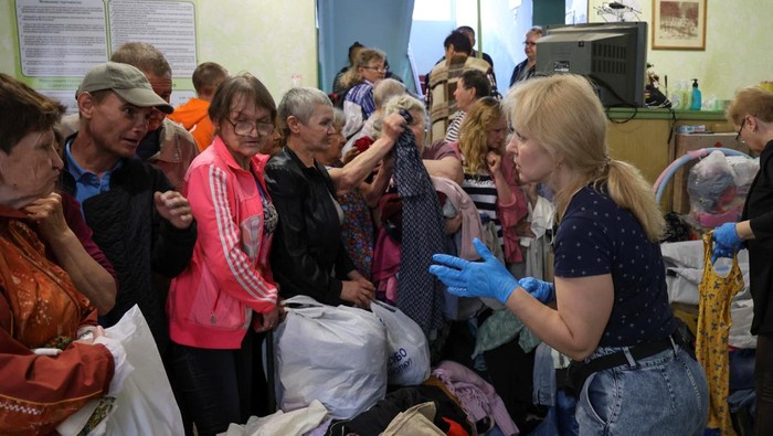 Ukrainian servicemen unload humanitarian aid for local residents, amid Russia's attack on Ukraine, after the Nova Kakhovka dam breached, in the flooded village of Afanasiivka in Kherson region, Ukraine June 12, 2023. REUTERS/Oleksandr Klymenko