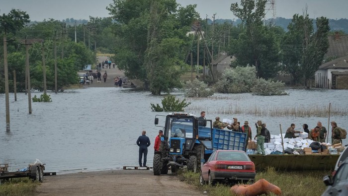Ukrainian servicemen unload humanitarian aid for local residents, amid Russias attack on Ukraine, after the Nova Kakhovka dam breached, in the flooded village of Afanasiivka in Kherson region, Ukraine June 12, 2023. REUTERS/Oleksandr Klymenko