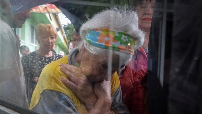 Ukrainian servicemen unload humanitarian aid for local residents, amid Russia's attack on Ukraine, after the Nova Kakhovka dam breached, in the flooded village of Afanasiivka in Kherson region, Ukraine June 12, 2023. REUTERS/Oleksandr Klymenko