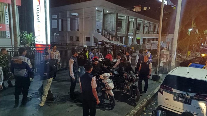 Dishub Kota Malang mengangkut sepeda motor yang parkir di trotoar kawasan Veteran