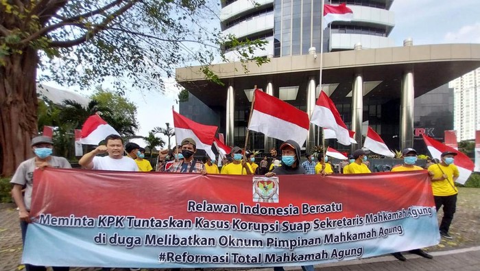 Dorong KPK Bongkar Mafia di Mahkamah Agung Mahkamah Agung tak benar-benar bersih dari mafia. Buktinya masih ada tindakan Korupsi yang menjalar hampir disetiap Instansi Pemerintah.