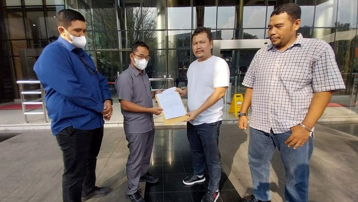 Dorong KPK Bongkar Mafia di Mahkamah Agung Mahkamah Agung tak benar-benar bersih dari mafia. Buktinya masih ada tindakan Korupsi yang menjalar hampir disetiap Instansi Pemerintah.
