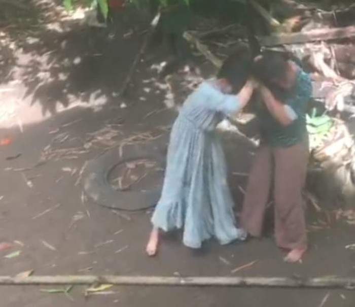 Dua orang ibu rumah tangga bernama Darma bin Latief (30) dan Farida bin Sikki (24) terlibat pertikaian di Maros, Sulawesi Selatan (Sulsel).