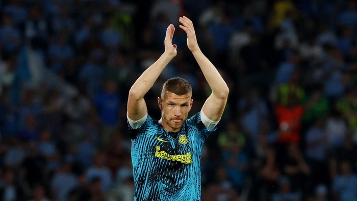 Soccer Football - Champions League Final - Manchester City v Inter Milan - Ataturk Olympic Stadium, Istanbul, Turkey - June 10, 2023 Inter Milans Edin Dzeko applauds fans during the warm up before the match REUTERS/Murad Sezer